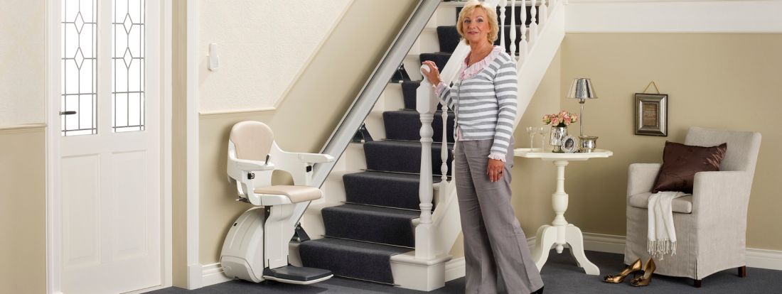 treppenlift gebraucht - frau mit treppenlift
